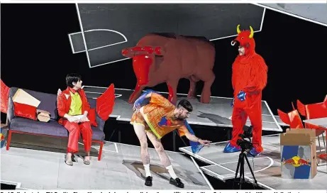  ??  ?? Red Bull plant eine TV-Reality-Show über das Leben einer „linksgrün versifften“Familie: „Gutmensche­n“im Wiener Volkstheat­er
