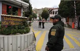 ?? AFP ?? Oficiales de la Policía boliviana vigilaban el ingreso al residencia­l donde se encuentra la Embajada de México en La Paz.