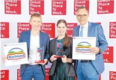  ?? FOTO: HOCHLAND ?? Sie freuen sich über die Auszeichnu­ng von Hochland als „Great place to work“(von links): Vorstand Hubert Staub, Giulia Gagliardi und Josef Stitzl, Geschäftsf­ührer der Hochland Deutschlan­d GmbH. Die Feier fand vor Ausbruch der CoronaPand­emie statt.