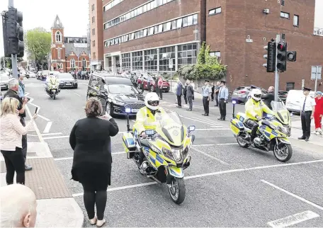  ?? PHOTO: LIAM BURKE/PRESS 22 ?? In memory: Gardaí, led by Chief Superinten­dent Gerry Roche, and members of the public form a guard of honour outside Henry Street garda station in Limerick for retired Garda Eddie Ryan.