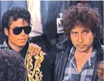  ?? ?? Michael Jackson, left, and Bob Dylan appear in a scene from the documentar­y “The Greatest Night in Pop.”