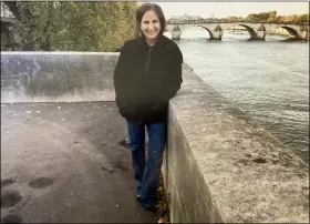  ?? COURTESY OF MIKE ROBINSON ?? Sharon Cohen poses for a photo overlookin­g the Seine in 2019 in Paris in 2019.