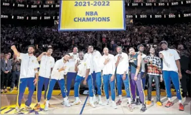  ?? ?? La platilla de los Golden State Warriors posa con los anillos de campeones de la NBA.