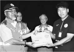  ??  ?? Mohd Rafiai (left) hands over the YABC toolkit while (from second left) Kon and Lam look on.
