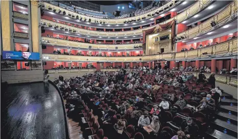  ?? FOTO: OSCAR DEL POZO ?? Live-Genuss mit Abstand und Maske: Im Teatro Real ist das inmitten der Pandemie möglich. „Die Menschen“, heißt es im Programmhe­ft des Königliche­n Opernhause­s, „brauchen Momente der Freude und der Kultur“.