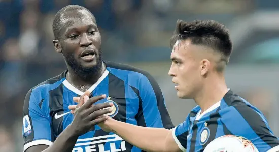  ??  ?? Coppia gol Romelu Lukaku, 26 anni, e Lautaro Martinez 23 anni, in campionato finora hanno segnato 28 gol. Lukaku su 11 gare in trasferta ha realizzato 12 gol (Lapresse)