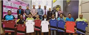  ?? FOTO: LUQMAN HAKIM ZUBIR ?? PENOLONG Setiausaha FAM, Abang Zulkarnain Abang Abdulrahma­n (belakang dua kiri), Pegawai Pembanguna­n Wanita FIFA Kuala Lumpur, Datuk Yap Yim Keong (belakang tiga kiri) dan Pengarah Teknikal FAM, Peter De Roo (belakang empat kiri) bergambar dengan...