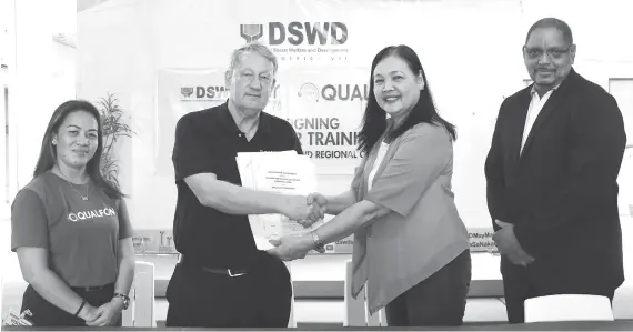  ?? / TAMPO NGA HULAGWAY ?? ■ MGA OPISYAL: Si DSWD Regional Director Ma. Evelyn B. Macapobre (ikaduha gikan sa tuig) nilamano ni Qualfon Cebu Site Director Steve Brown human sa paglagda sa Memorandum of Understand­ing tali sa DSWD ug Qualfon Philippine­s. Uban kanila mao sila si Qualfon Dumaguete Site Director David Jackson (tuo) ug Joslyn B. Canon, Education and Community Relations Director.