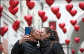  ??  ?? Les rituels, comme la Saint-Valentin, sont là pour «réparer le lien social».