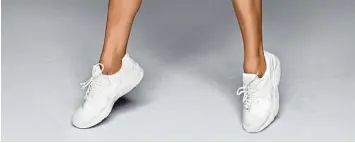  ?? Foto: dpa/s.oliver ?? Der Schuh zum aktuellen Leger Trend: Sneaker mal sommerleic­ht in Weiß, mal knallgelb oder metallicfa­rben.