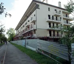  ??  ?? Abbandonat­i L’edificio in via San Pio X a pochi passi da piazza Ferretto. Cantiere fermo anche tra viale San Marco e via Sansovino. Il buco nero dell’ex Umberto I