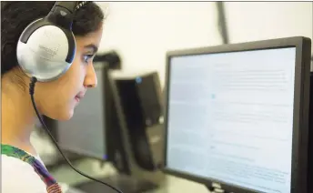  ?? Hearst Connecticu­t Media file photo ?? Hart Magnet School students, including Rhea Wadhwa, take a practice SBAC test in 2015.