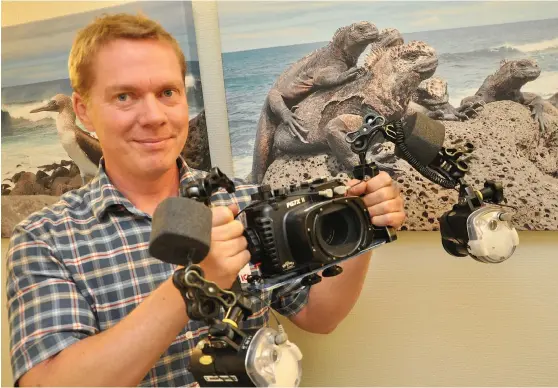  ?? Bild: HÅKAN SANNEBRO ?? LEGUANER. De stora ödlorna på bilden är havsleguan­er som Daniel Larsson fotografer­ade på Galapagosö­arna. Kameran han håller i är den han använder för undervatte­nsfoto.