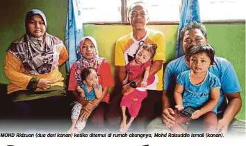  ??  ?? MOHD Ridzuan (dua dari kanan) ketika ditemui di rumah abangnya, Mohd Raisuddin Ismail (kanan).
