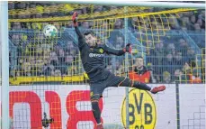  ?? FOTO: DPA ?? BVB-Torhüter Roman Bürki gab beim 2:2 gegen den SC Freiburg nicht unbedingt eine glückliche Figur ab.