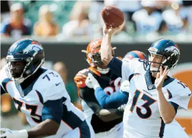  ??  ?? Trevor Siemian completó cuatro pases para touchdown en la victoria de los Broncos de Denver sobre los Bengals de Cincinnati.