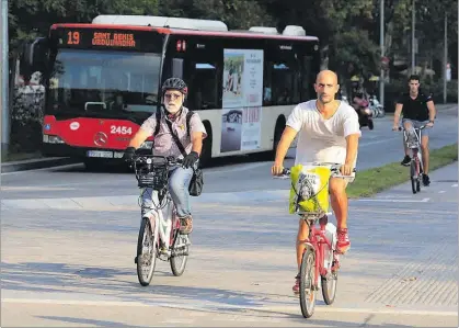  ?? FERRAN NADEU ?? Ciclistes al carril bici del passeig de Sant Joan.