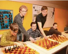  ??  ?? Auch die Nachwuchsm­annschaft des TSV Mindelheim weiß, dass auch beim Schachspie­l nur ständiges Training zum Erfolg führt (von links): Simon Ginter, Florian Keller, Jakob Ginter, Alexander Horn und Noah Ginter.