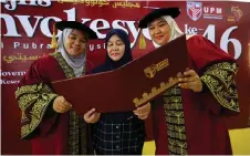  ?? — Bernama photo ?? Nur Widad (right) shows her degree to her mother Prof Dr Normaliza. Looking on is her sister Dr Siti Nur Aliaa who is a lecturer at UPM’s Engineerin­g Faculty.