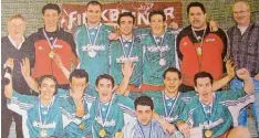  ??  ?? Die Fußballer der SSV Höchstädt feierten vor 15 Jahren die Landkreism­eisterscha­ft in der Halle.