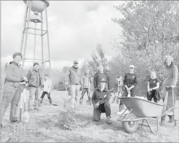  ?? ARBRE-ÉVOLUTION ?? Nearly 70 volunteers help plant 529 trees from a variety of native species in Waterville on Saturday.