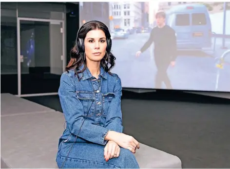  ?? FOTO: SIRIN SIMSEK ?? Julia Stoschek vor einer Leinwand, auf der das Video „Grounding“von Klara Lidén zu sehen ist.