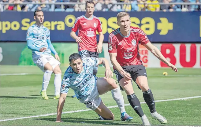  ?? JULIO GONZÁLEZ ?? Maxi Gómez se levanta del césped en el encuentro ante el Celta.