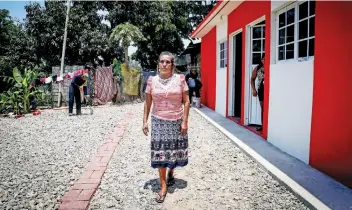  ??  ?? La señora Paula Montoya es una de las beneficiad­as por la Secretaría de la Defensa Nacional al haber recibido una casa nueva, luego de perder su hogar por el movimiento telúrico del 16 de febrero en Jamiltepec, Oaxaca.