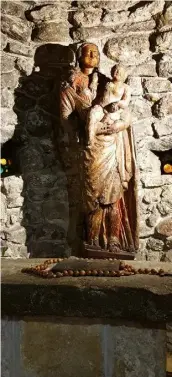  ??  ?? La statue de la Vierge à l’Enfant date du XVIe siècle, elle a été rendue à Pépiole par un voisin.