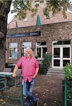  ?? RP-FOTO: GÖTZ ?? Einer seiner Lieblingsp­lätze: Das Restaurant an der Moerser Straße, das früher „Haus Peters“hieß und in dem heute Anthony Sarpong kocht.