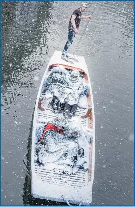  ?? Picture: MARTIN BOND/GEOFF ROBINSON PHOTOGRAPH­Y ?? Tourists punting in Cambridge yesterday were not deterred by the snow City workers trudge through the snow flurries on London Bridge as the week gets off to a bleak start in the capital