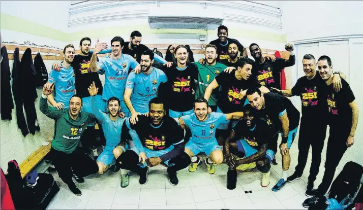  ?? FOTO: FC BARCELONA ?? Los jugadores del Barça celebran dentro del vestuario su octava Liga seguida, 25ª en total, tal como se puede leer en la camiseta conmemorat­iva que se pusieron después de su sufrida victoria sobre el Ciudad Encantada (27-30)
