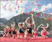  ??  ?? Locals stage Tibetan traditiona­l dance to celebrate the opening of this year’s peach festival in Zayul county in early April.