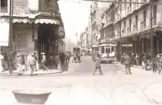  ??  ?? Cruce cercano a la Catedral Metropolit­ana a principios del siglo XX. Del lado inferior izquierdo un bebedero en forma de tina. Al fondo dos caballos.