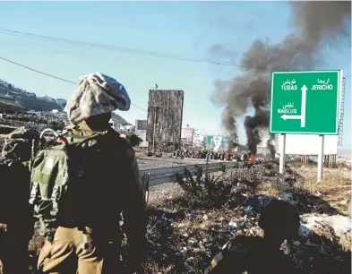  ?? REUTERS ?? Soldados israelíes observan desde la frontera con Cisjordani­a las protestas palestinas