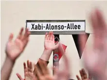  ?? AFP ?? Seguidores del Leverkusen piden una calle para Xabi Alonso.