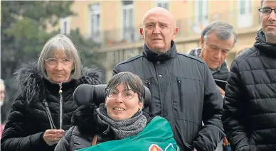  ?? ÁLVARO SÁNCHEZ ?? Sara Romanos, junto a sus padres, Catalina y Ángel, ayer, en la plaza del Pilar.