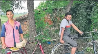  ?? HT PHOTO ?? Arun Kumar (right) backs Bahujan Samaj Party, and Satish Yadav(left) is a Samajwadi Party supporter.