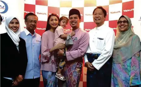  ??  ?? AWAL dan Scha (tengah) bersama Ketua Pegawai Eksekutif KPJ Ampang Puteri, Dr Munirah Khudri (kanan) Pengurus Operasi KPJ Ampang Puteri, Nik Izhar Nik Mohammed (dua dari kiri) serta Ain (kiri) pada majlis rumah terbuka dan sambutan Aidilfitri Yakult...