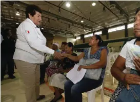  ?? ESPECIAL ?? La alcaldesa supervisó la actividad y saludó a los beneficiar­ios.