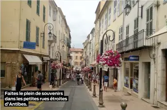  ??  ?? Faites le plein de souvenirs dans les petites rues étroites d’Antibes.