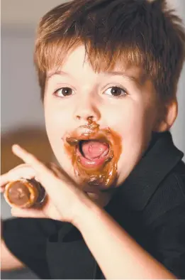  ?? Picture: ALIX SWEENEY ?? TASTE TEST: Robbie Coward, 4, whose parents Jack and Deborah own Not Only Cannoli, samples the product.