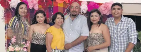  ??  ?? > La festejada con su esposo, Patricio Zavala, y sus hijos, Patricia, Leslie, Dinora y Jesús Zavala Román.