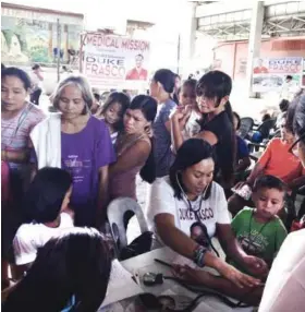  ?? CONTRIBUTE­D FOTO ?? MEDICINE MATTERS. Cebu Port Authority commission­er Duke Frasco sponsors medical missions in the fifth congressio­nal district to help the less fortunate.