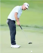  ?? MICHAEL REAVES/GETTY IMAGES ?? Brian Harman, putting on the 18th, turned it on late for a share of the lead.