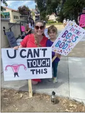  ?? JAVIER ROJAS STAFF ?? Stephanie Collins and her 4 yearold daughter, Emerson, attend a
Bans Off Our Bodies rally in Claremont in support of abortion rights on Saturday.