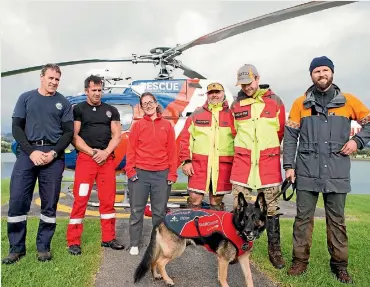  ?? PHOTO: TOM LEE/FAIRFAX NZ ?? Helicopter pilot Todd Dunham and crewman Bill McNeilly with Batel Rosenkrant­z and SAR volunteers Matt Hazard, Dave Mcdonald and Graeme Hill with police dog Gemma, 8.