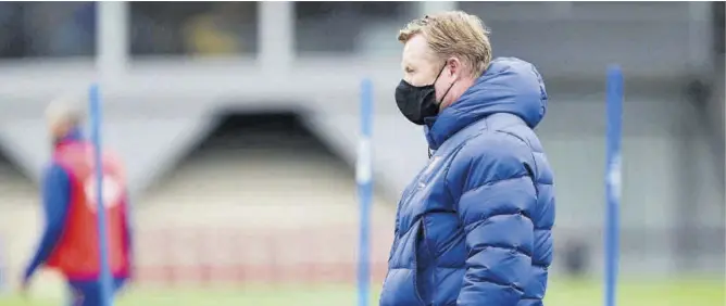  ?? Miguel Ruiz / FCB ?? Ronald Koeman, en el entrenamie­nto de ayer del Barça en la ciudad deportiva de Sant Joan Despí.