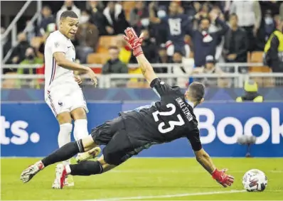  ?? Massimo Paolone / DPA ?? Mbappé marca el gol del triomf de França davant Espanya a la final de la Lliga de les Nacions.