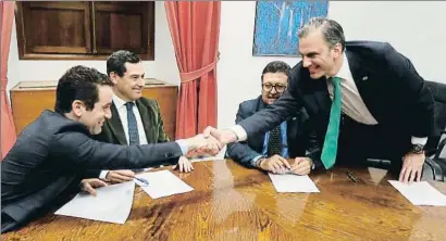  ?? JOSE MANUEL VIDAL. / EFE ?? Los secretario­s generales del PP y Vox, Egea y Ortega, estrechan las manos tras firmar el acuerdo